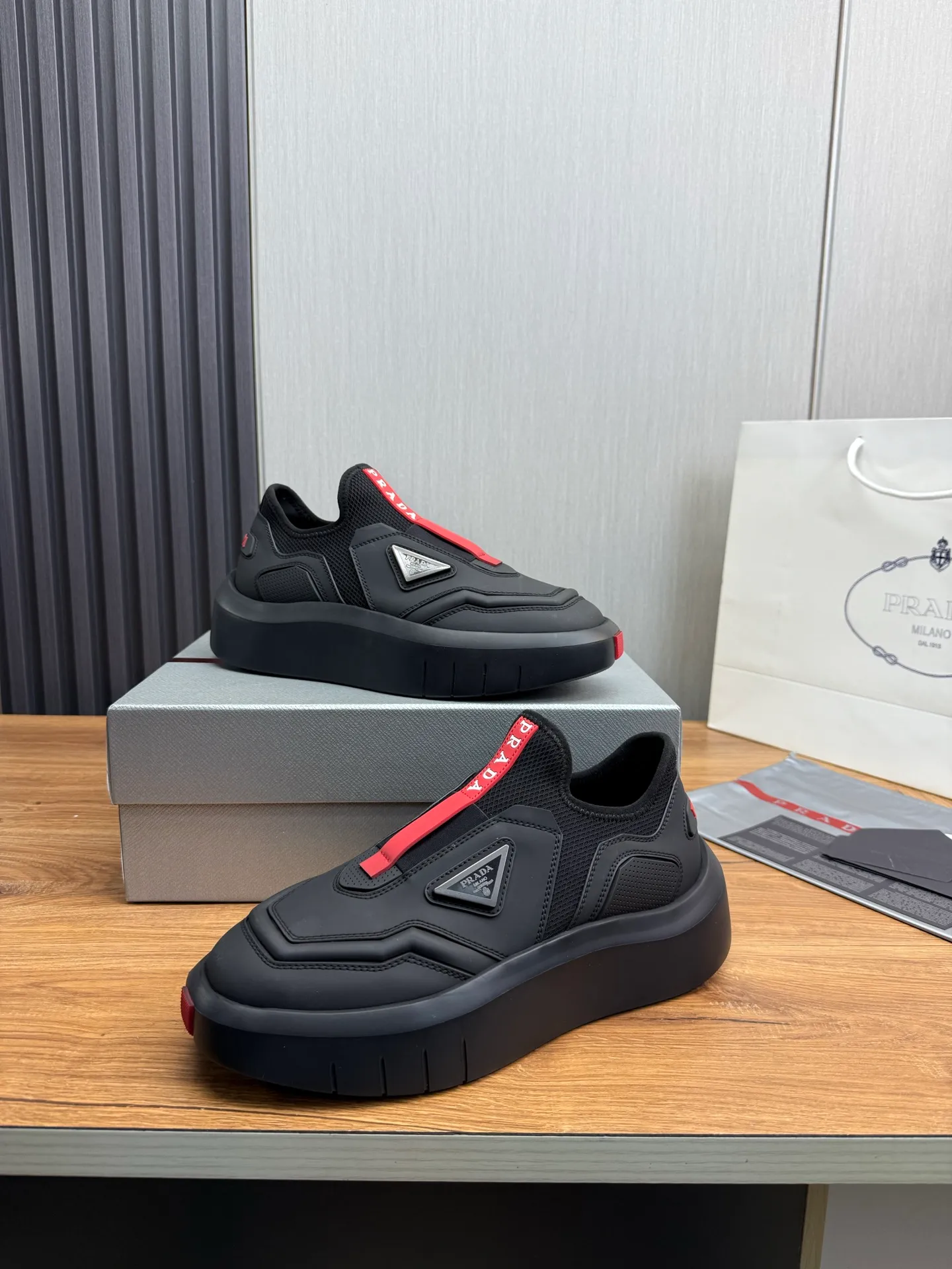 Men's shoes 💰620💰 [PRADA] Autumn and winter hot men's shoes are shipped 👏Official website synchronized ⬆️Original fly-woven cowhide fabric + cowhide lining, 1⃣️:1⃣️reproduction, original sole, 38-45 (45. Customized, non-refundable)